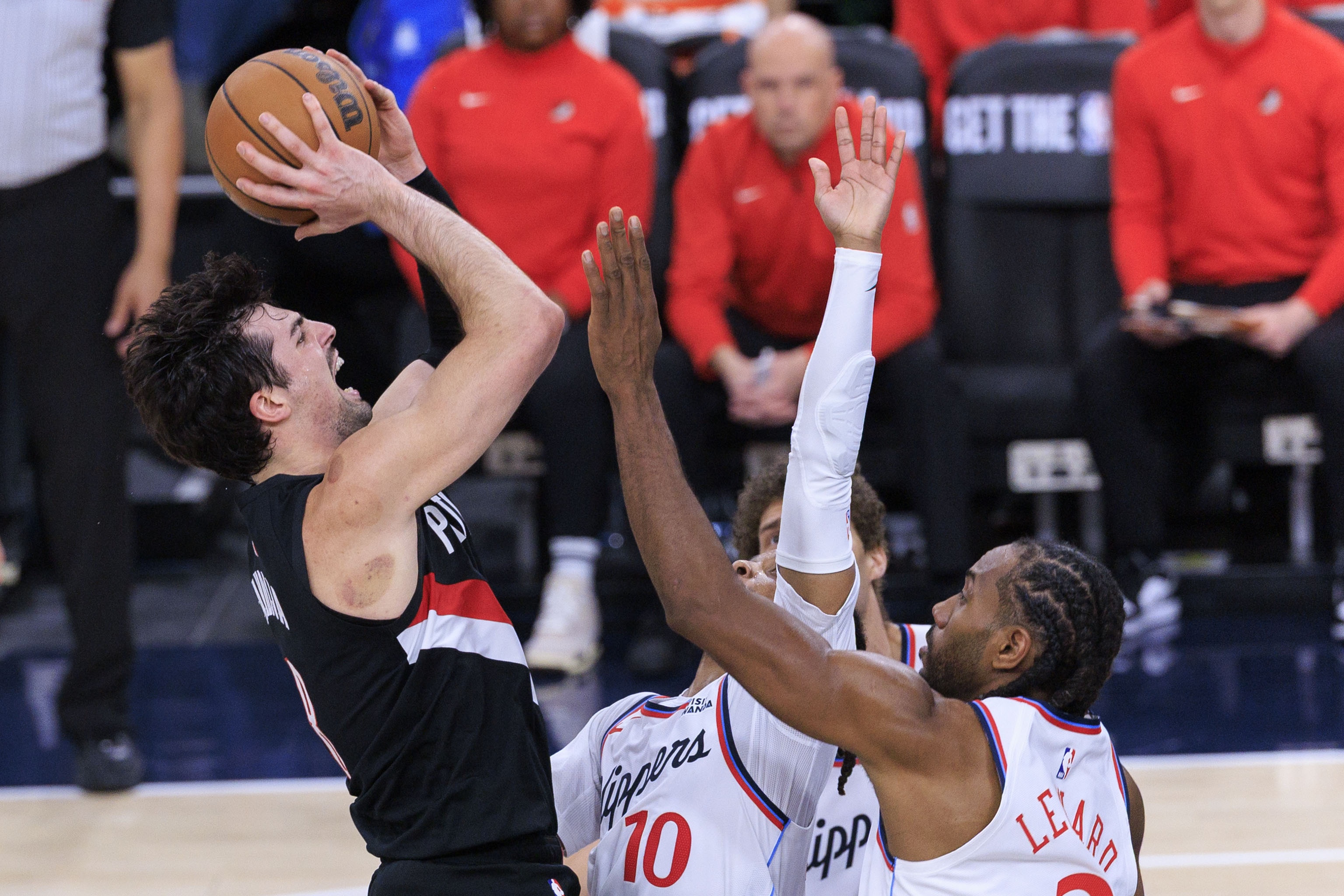 奇异果体育-快船本赛季对阵开拓者2-1 赛季倒数第二场双方还要打一场卡位战